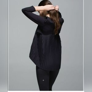 Lululemon Pleat On Long Sleeve Black - 6